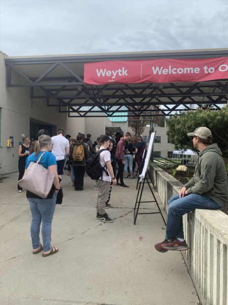 Students gathered in front of sign that says Weytk