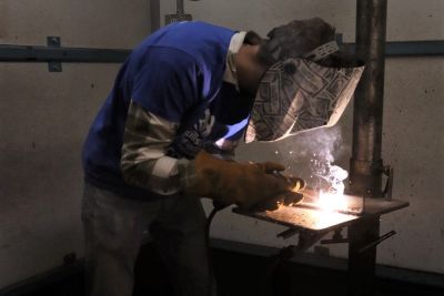 A student welding at 果酱视频
